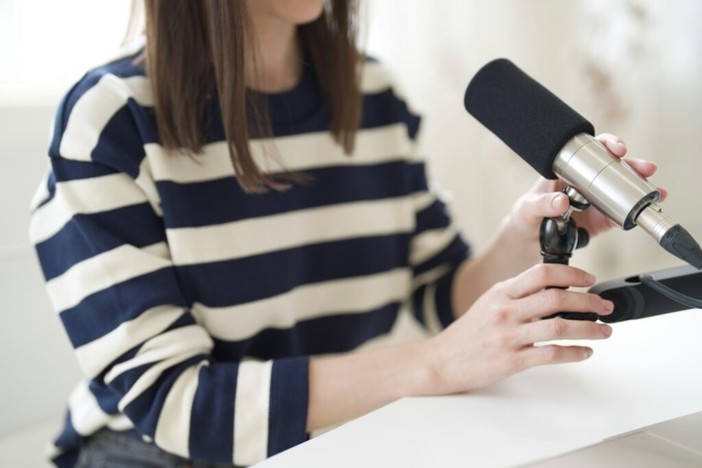 Femme utilisant un microphone