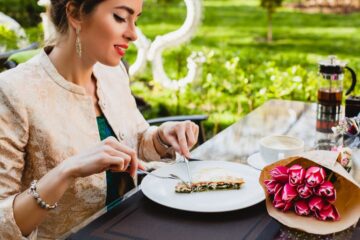Un repas raffiné composé de saumon et de paella, illustrant l'offre culinaire d'un restaurant Porte Saint-Denis