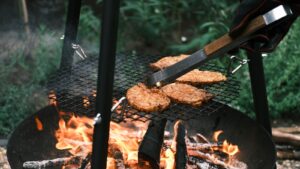 viande grillée sur un gril à charbon de bois