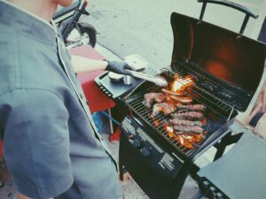 personne faisant griller de la viande